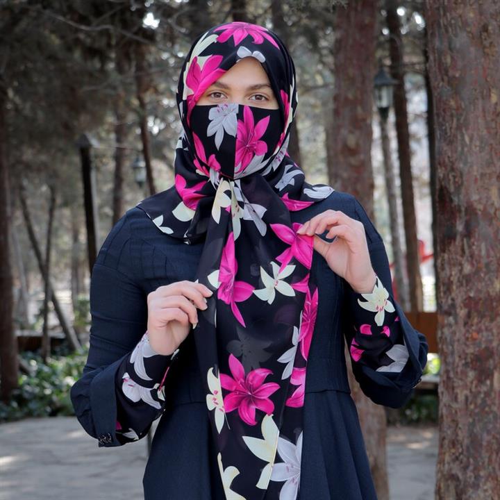 روسری حریر سفارشی مزون حجاب تبسم قواره دار با گل های سرخابی رنگ سال همراه با هدیه و